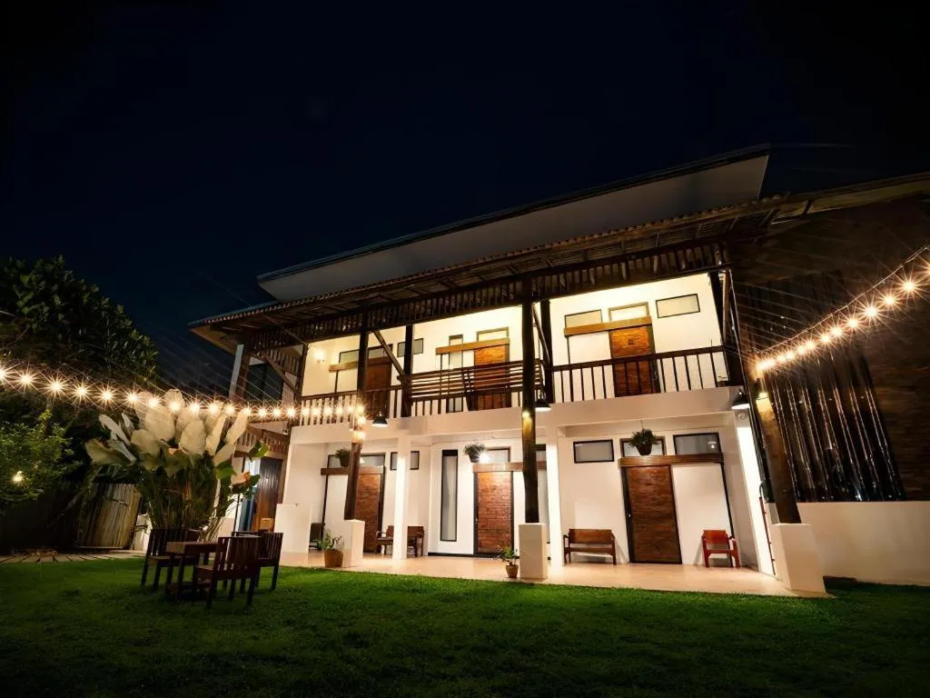 croissant hotel and cafe