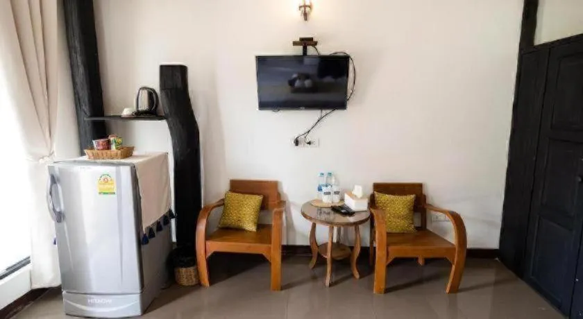 croissant hotel and cafe