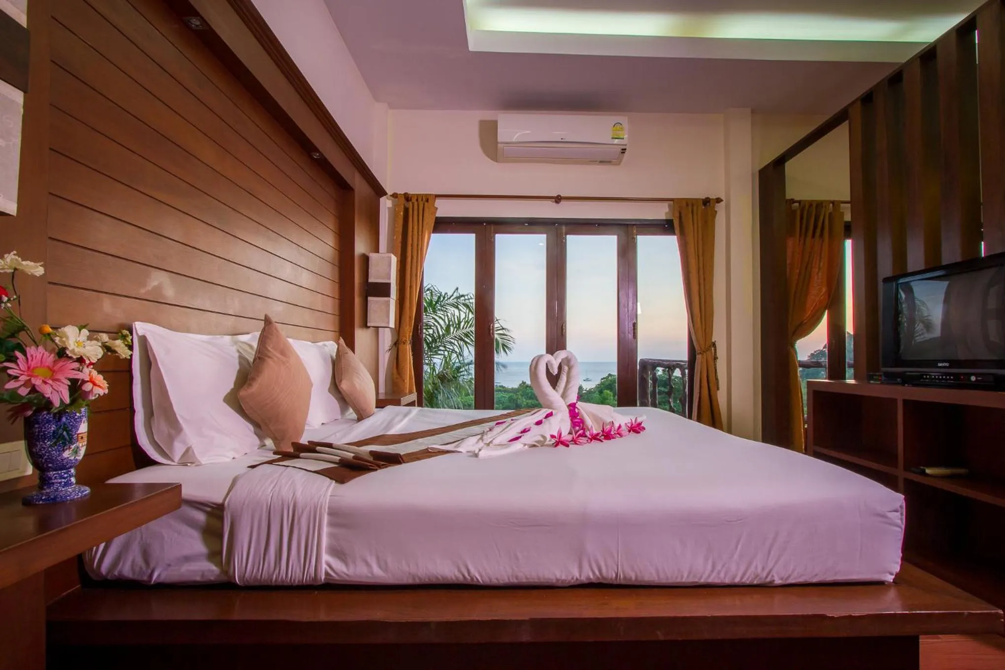 Communal lounge/ TV room, Bed in Phuchawee Lanta