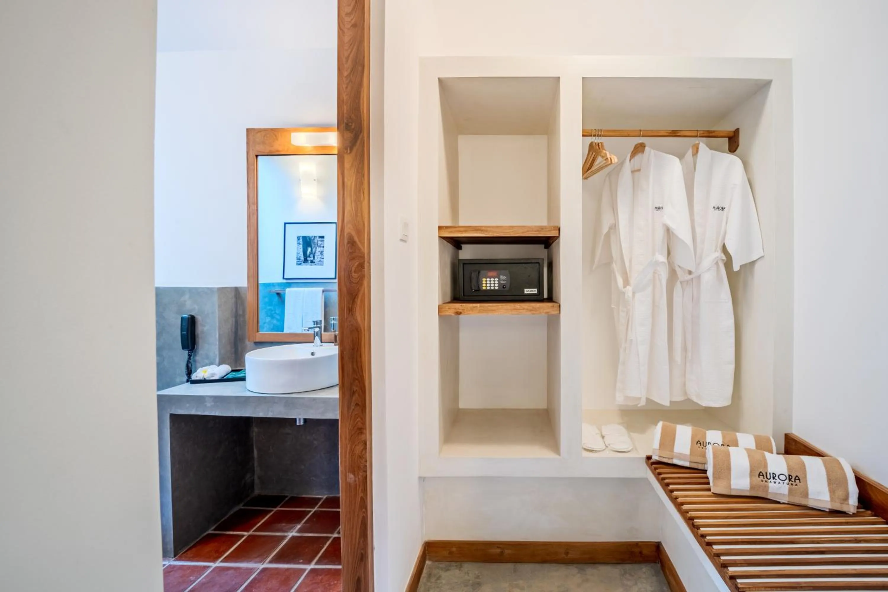 Bathroom, Bed in Aurora