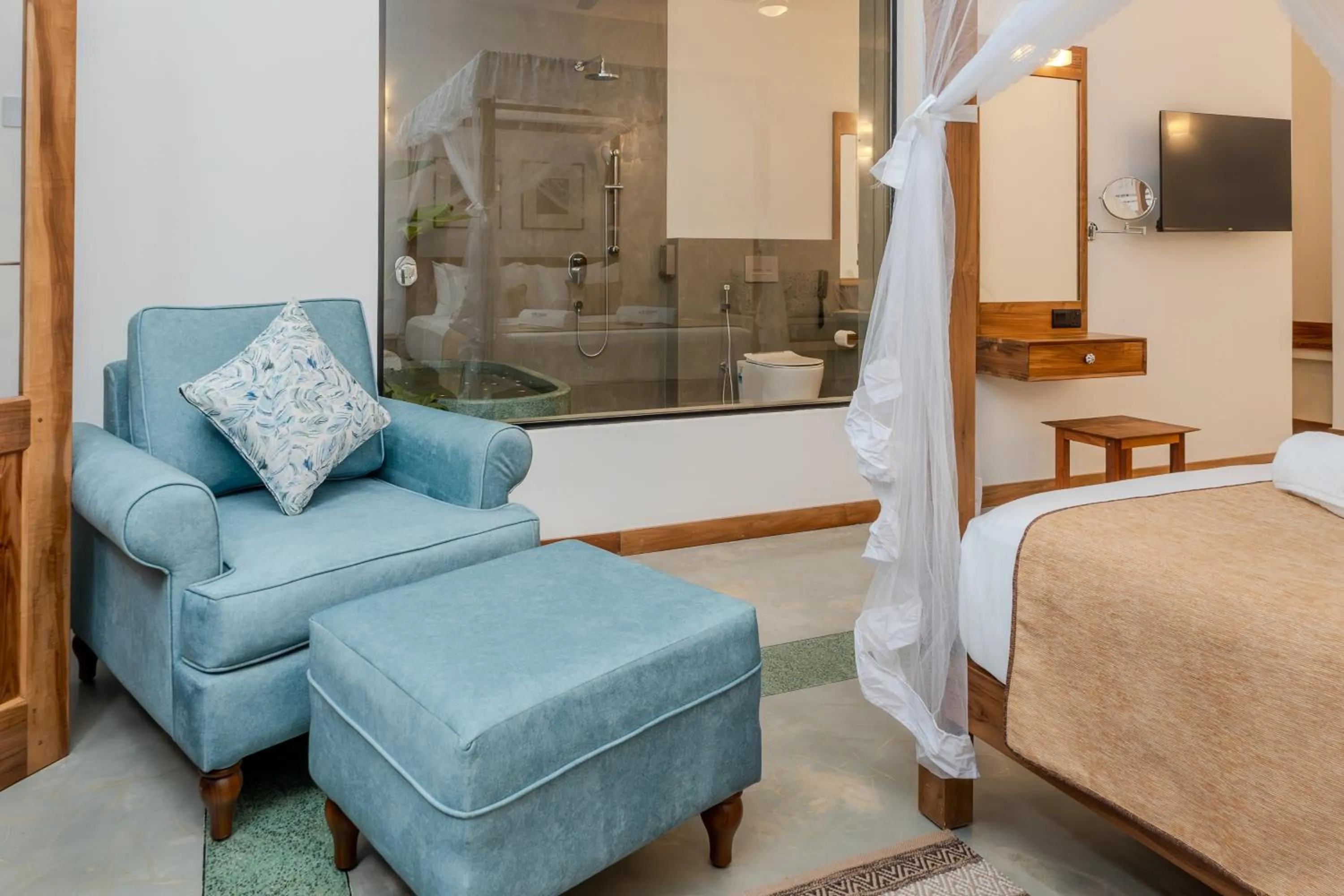 Seating area, Bed in Aurora