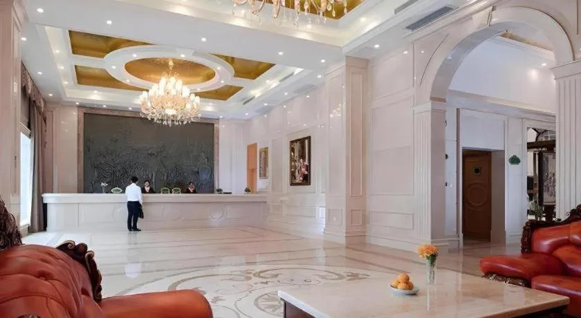 Vienna Hotel Shenzhen Bao'an Airport Taoyuanju Pingluanshan Metro Station