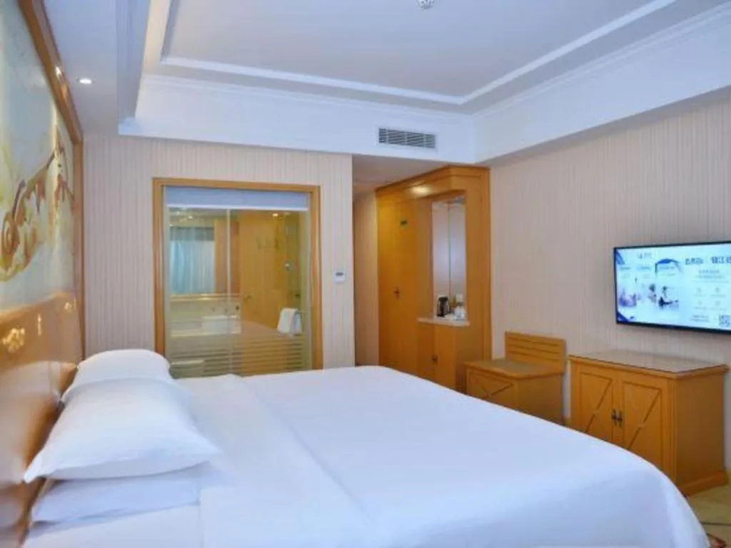 Bed in Vienna Hotel Shenzhen Bao'an Airport Taoyuanju Pingluanshan Metro Station