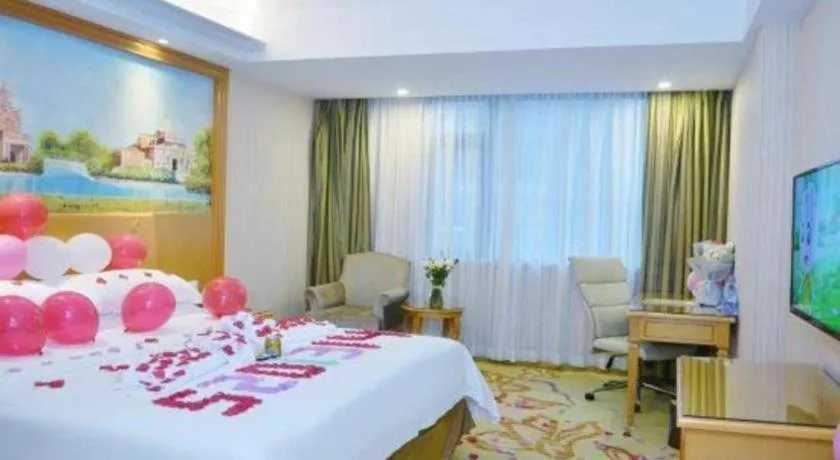 Bed in Vienna Hotel Shenzhen Bao'an Airport Taoyuanju Pingluanshan Metro Station