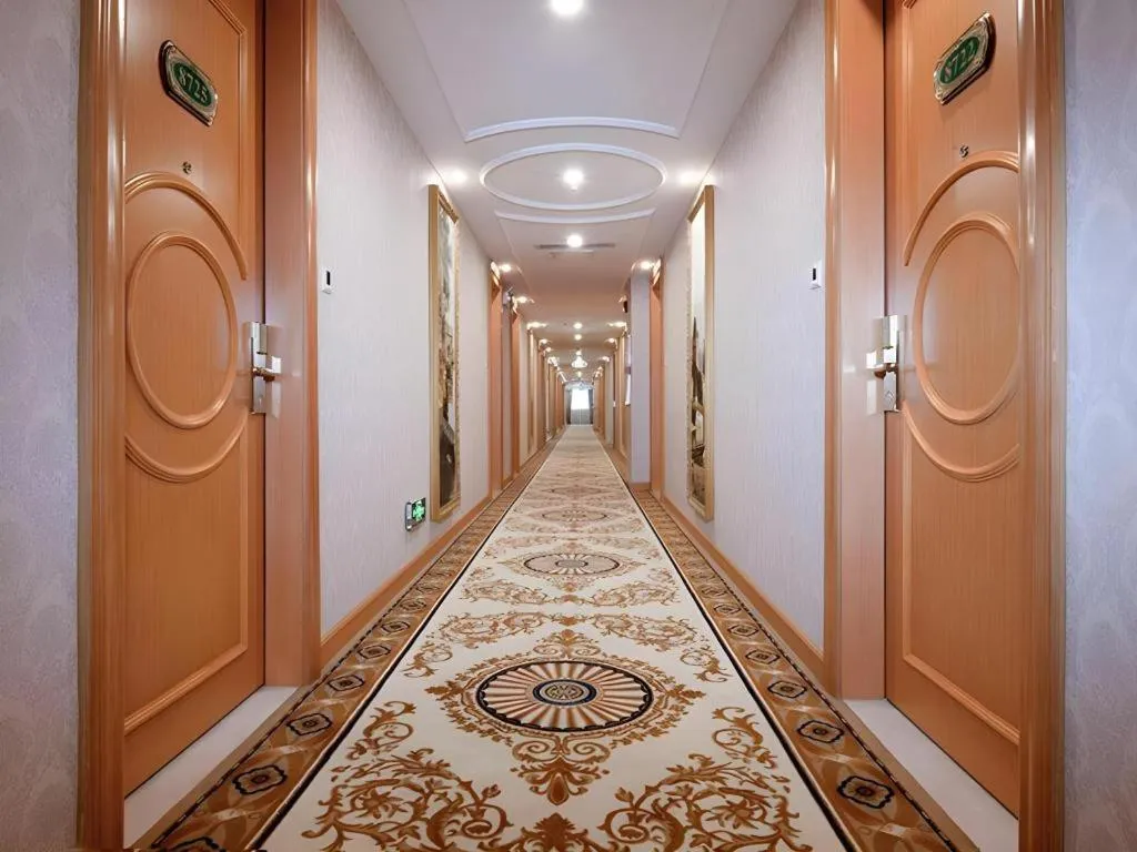 Vienna Hotel Shenzhen Bao'an Airport Taoyuanju Pingluanshan Metro Station