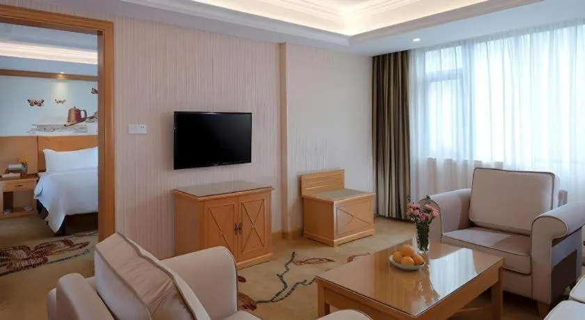 Vienna Hotel Shenzhen Bao'an Airport Taoyuanju Pingluanshan Metro Station