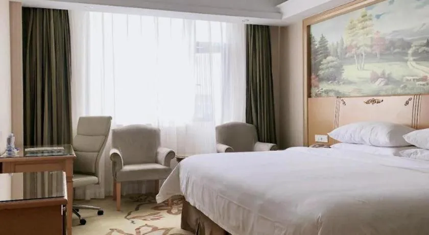 Bed in Vienna Hotel Shenzhen Bao'an Airport Taoyuanju Pingluanshan Metro Station