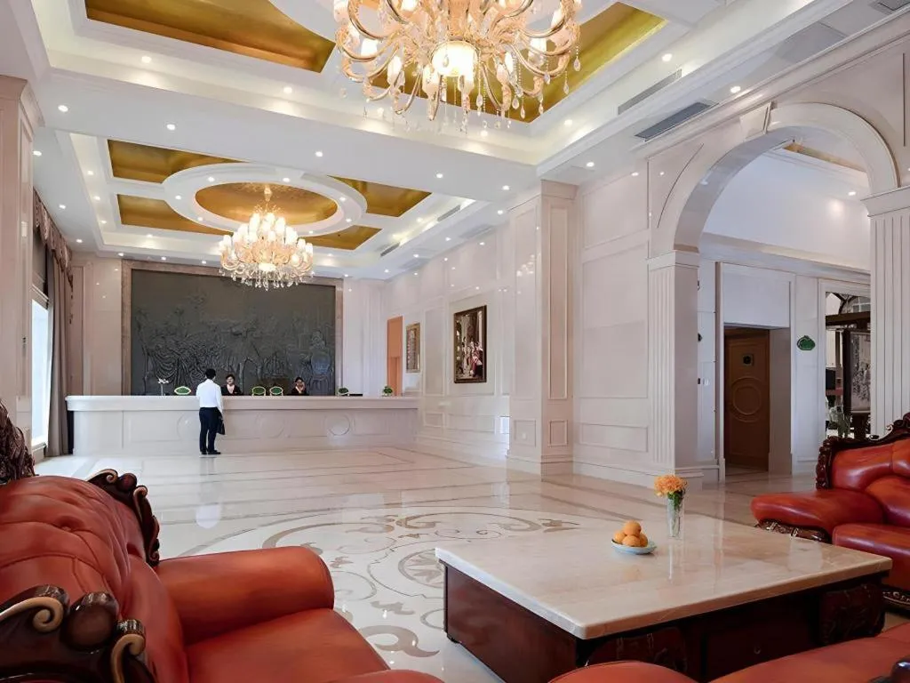 Vienna Hotel Shenzhen Bao'an Airport Taoyuanju Pingluanshan Metro Station