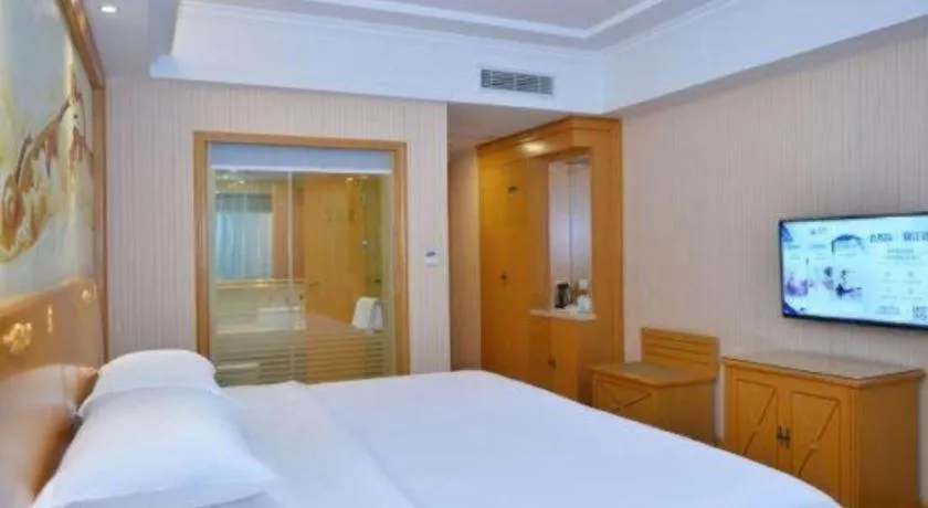 Bed in Vienna Hotel Shenzhen Bao'an Airport Taoyuanju Pingluanshan Metro Station