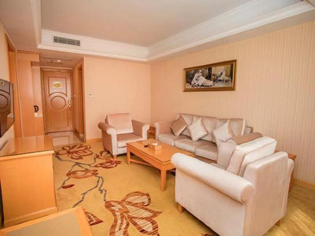 Vienna Hotel Shenzhen Bao'an Airport Taoyuanju Pingluanshan Metro Station