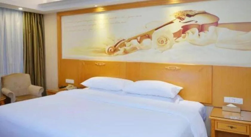 Bed in Vienna Hotel Shenzhen Bao'an Airport Taoyuanju Pingluanshan Metro Station