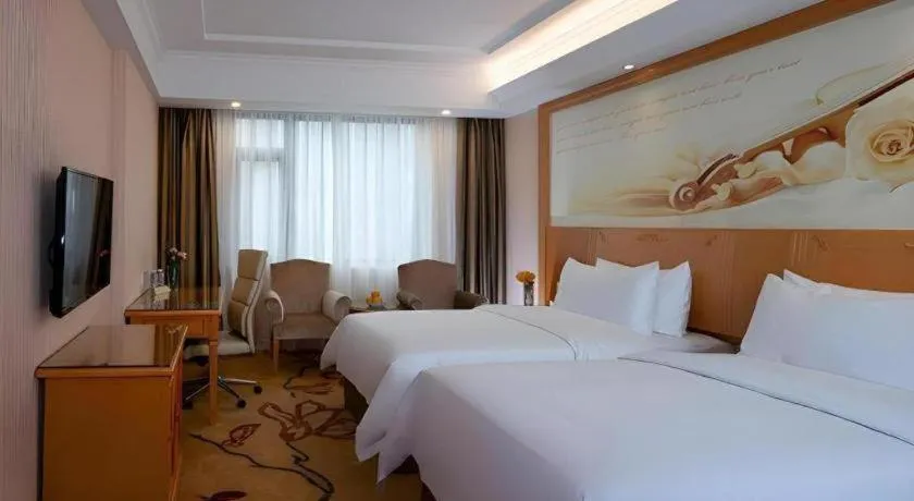 Bed in Vienna Hotel Shenzhen Bao'an Airport Taoyuanju Pingluanshan Metro Station