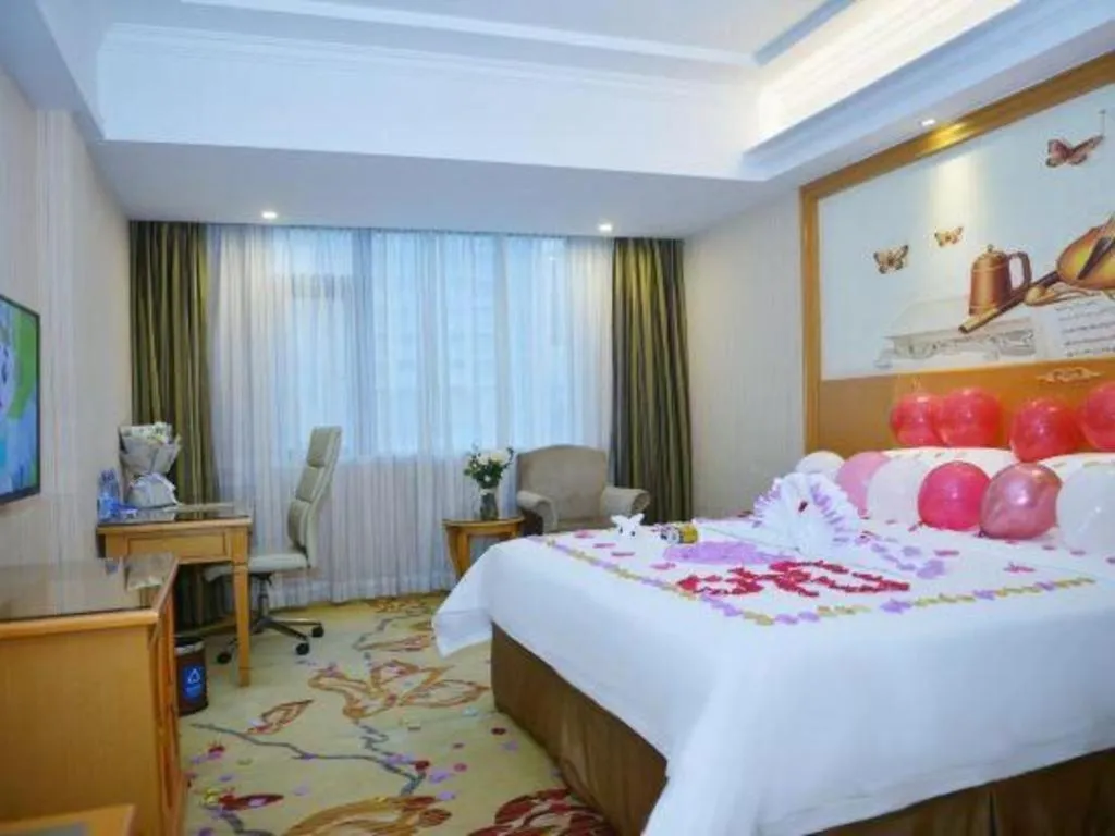 Bed in Vienna Hotel Shenzhen Bao'an Airport Taoyuanju Pingluanshan Metro Station