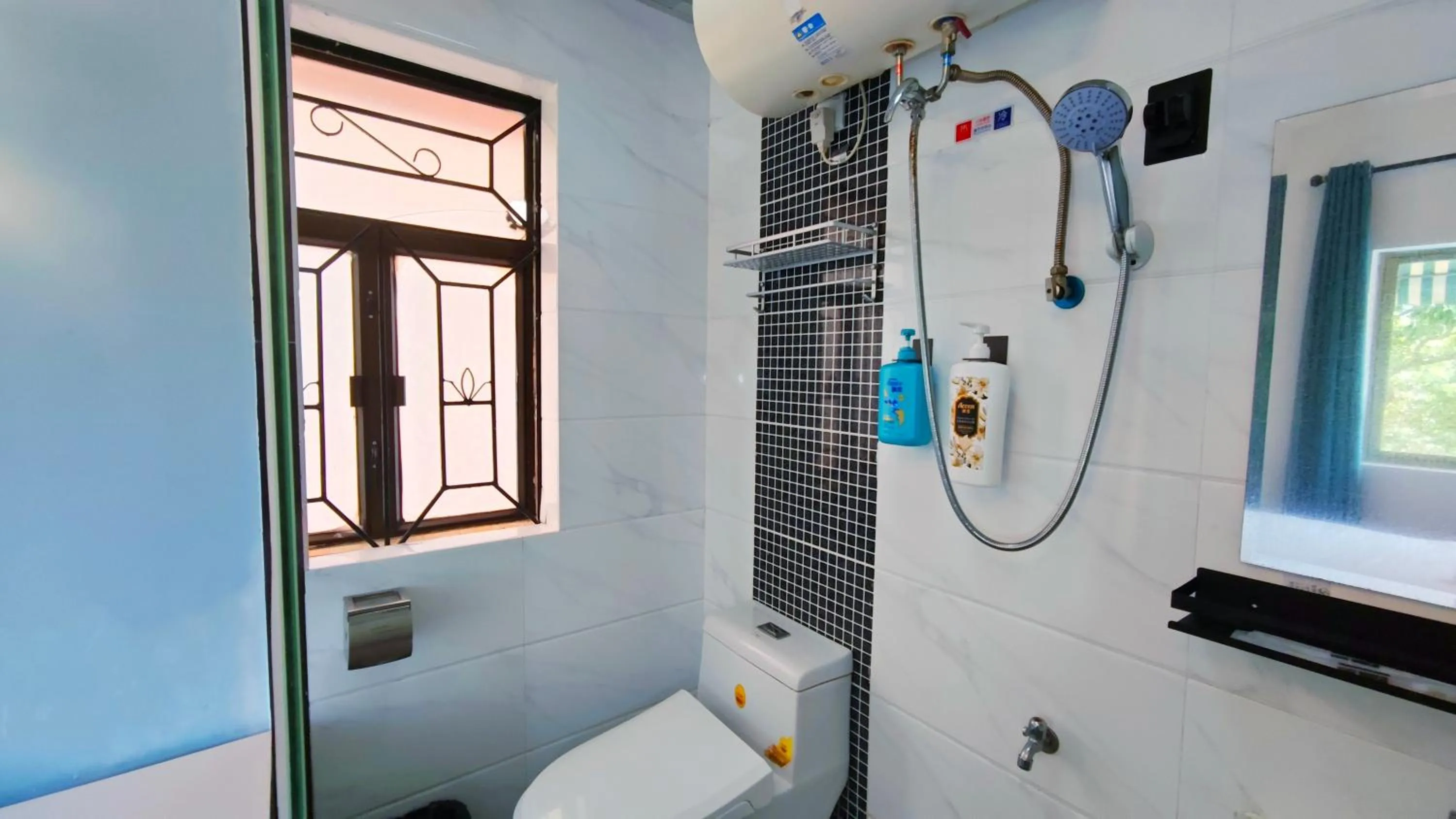 Toilet in Cloud Tree Inn Boutique Guesthouse XiChong DaPeng ShenZhen 深圳大鹏西涌云树里民宿Yun Shu Li