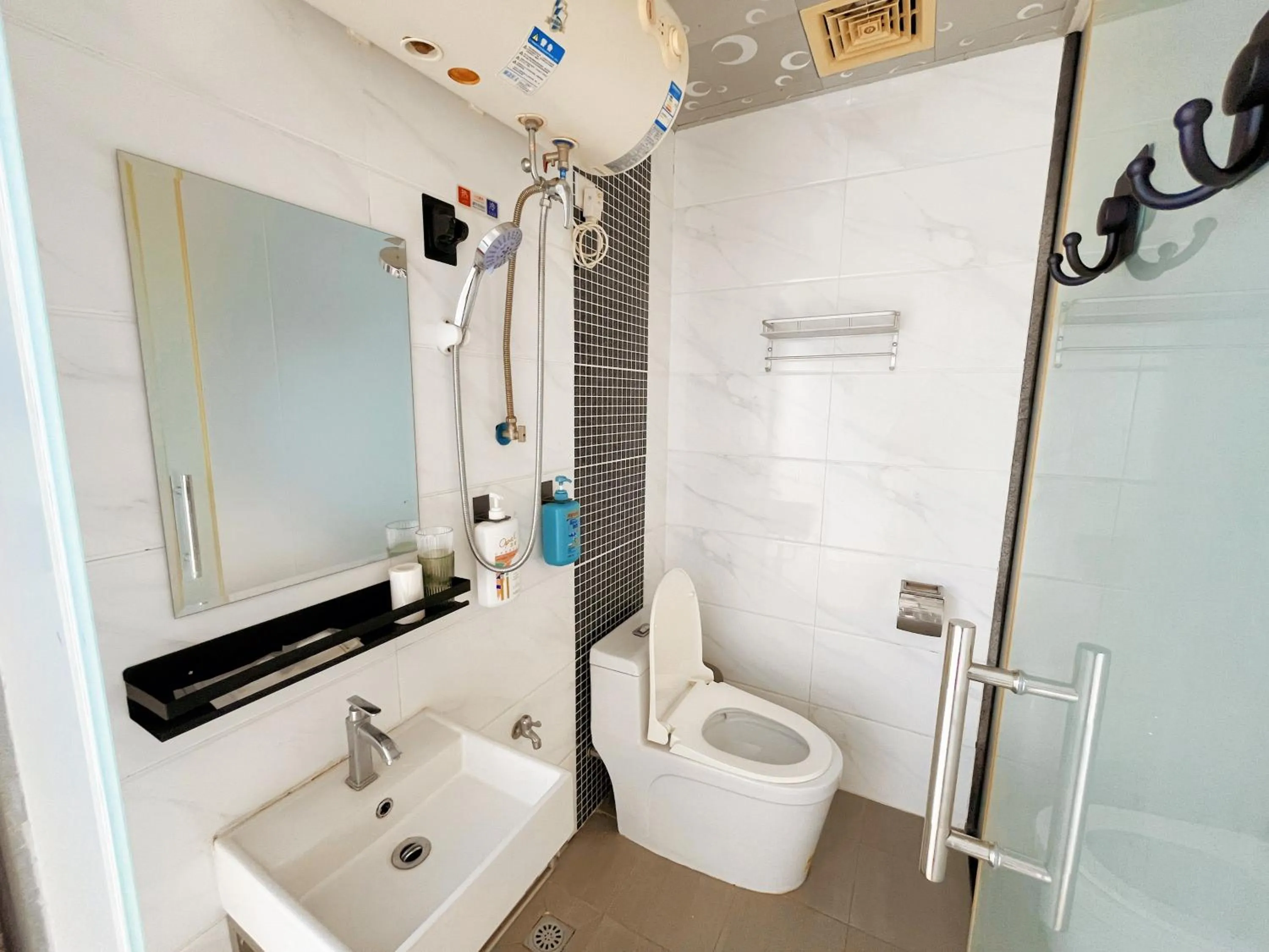 Toilet in Cloud Tree Inn Boutique Guesthouse XiChong DaPeng ShenZhen 深圳大鹏西涌云树里民宿Yun Shu Li