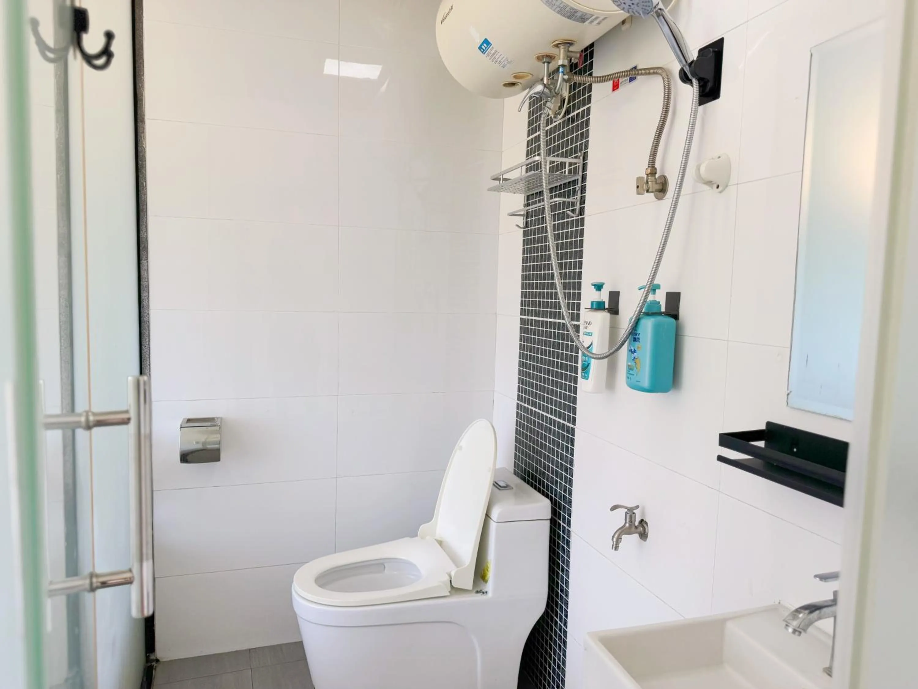 Toilet in Cloud Tree Inn Boutique Guesthouse XiChong DaPeng ShenZhen 深圳大鹏西涌云树里民宿Yun Shu Li