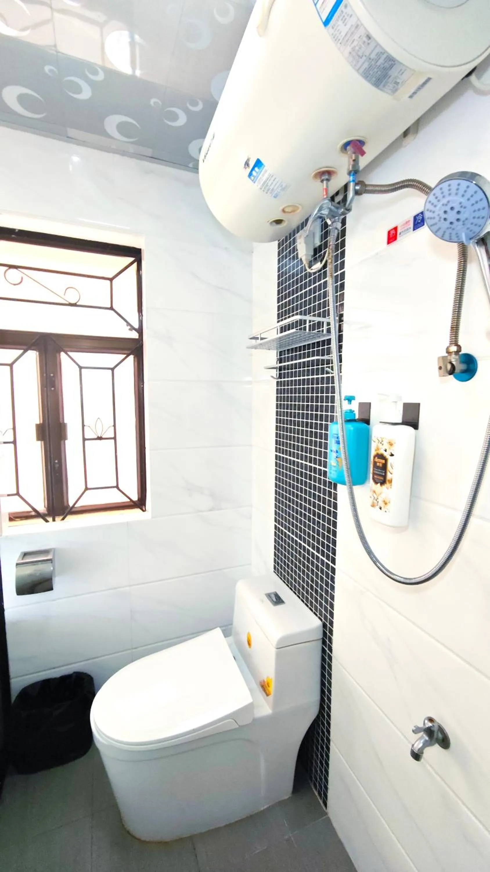 Toilet in Cloud Tree Inn Boutique Guesthouse XiChong DaPeng ShenZhen 深圳大鹏西涌云树里民宿Yun Shu Li