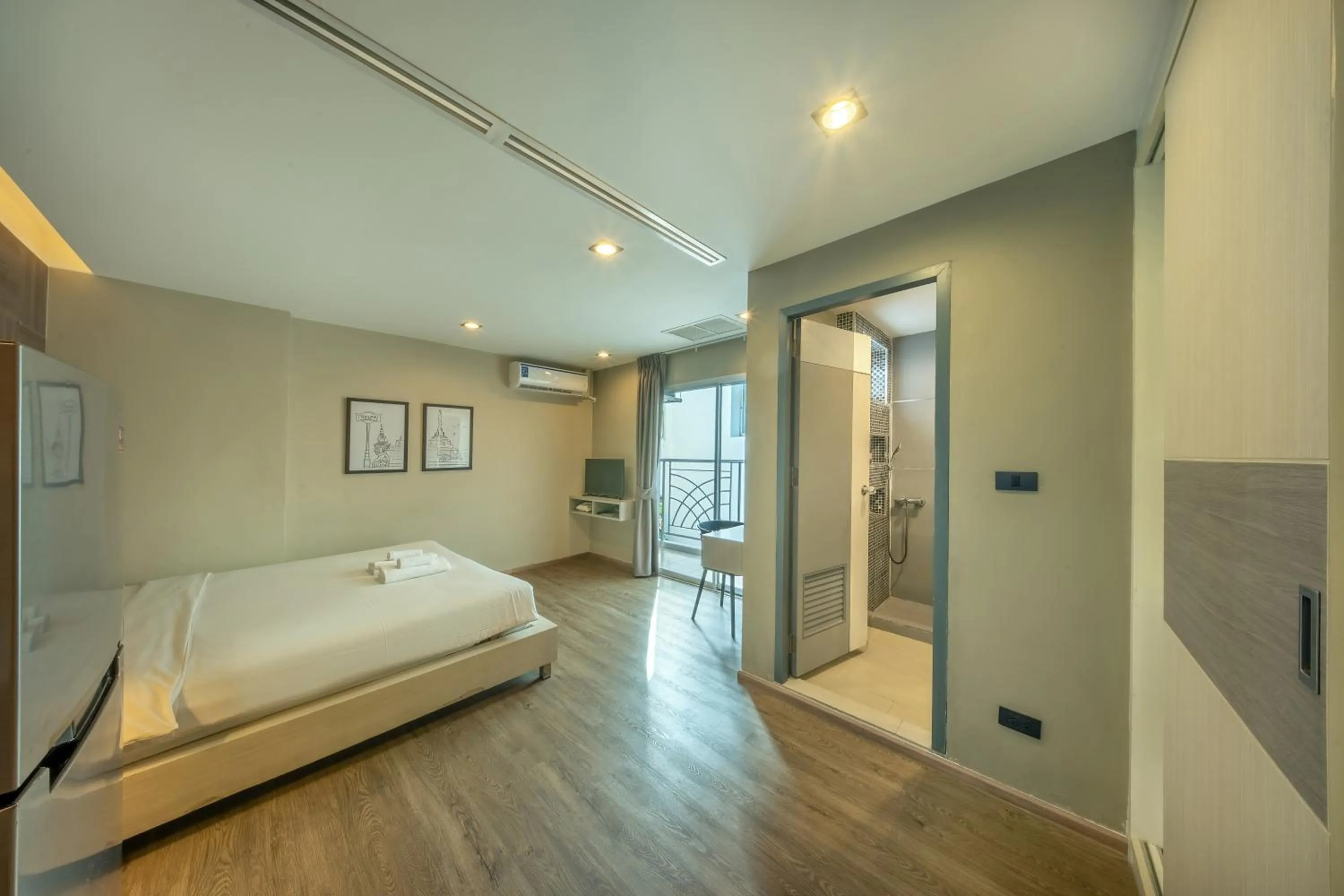 Photo of the whole room, Bed in Ralph Poshtel Pratunam