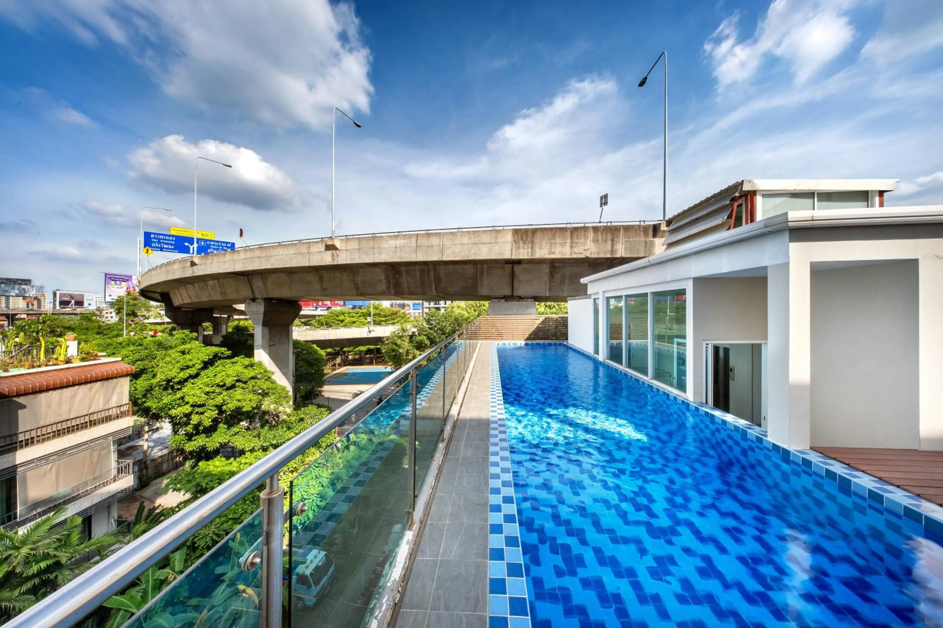 Swimming pool in Ralph Poshtel Pratunam