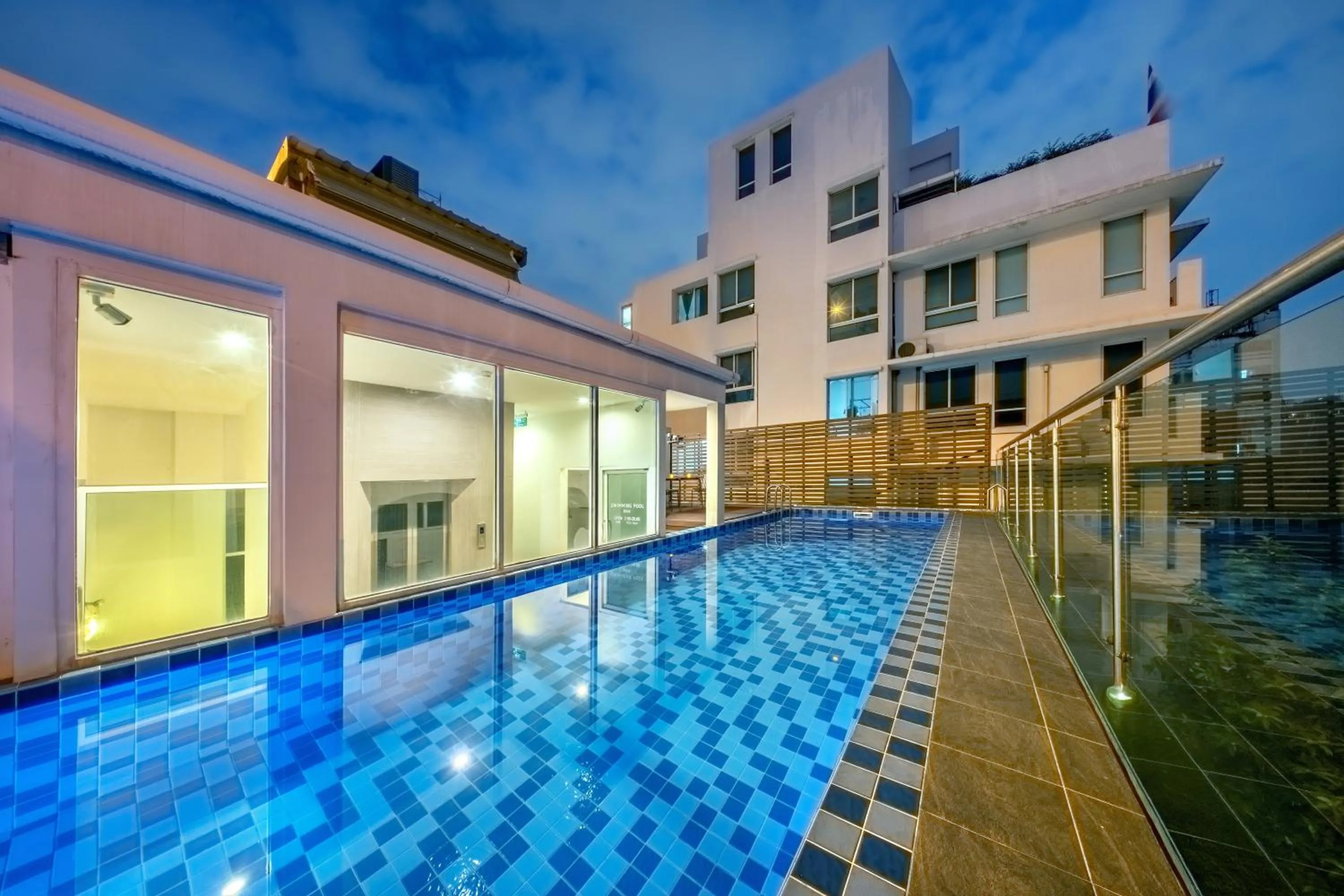 Swimming pool in Ralph Poshtel Pratunam