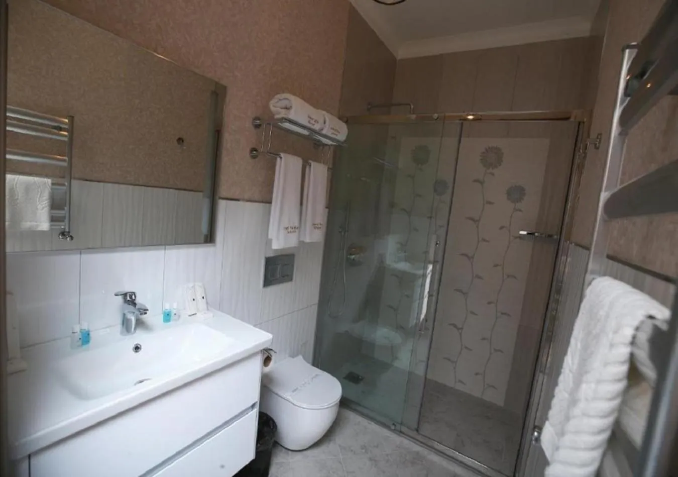 Shower in West Inn Hotel & Restaurant