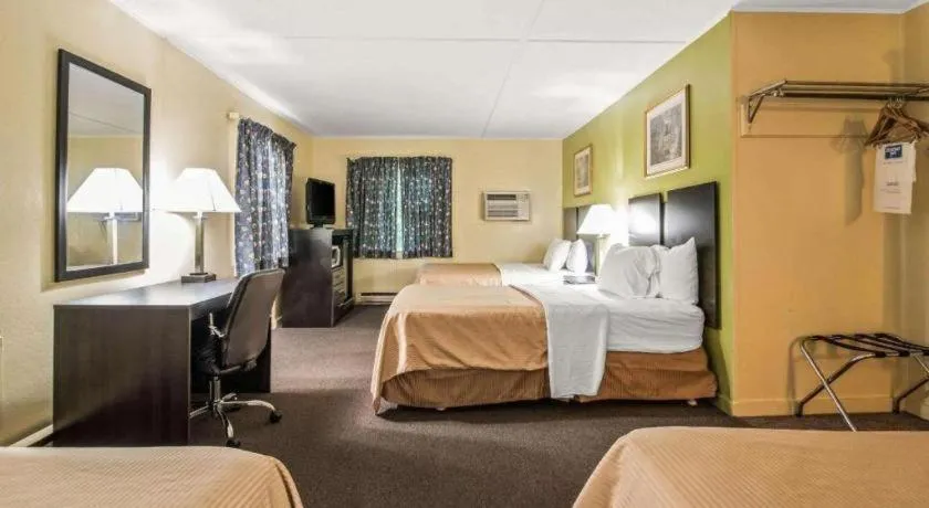 Bed in Rodeway Inn Rutland - Killington