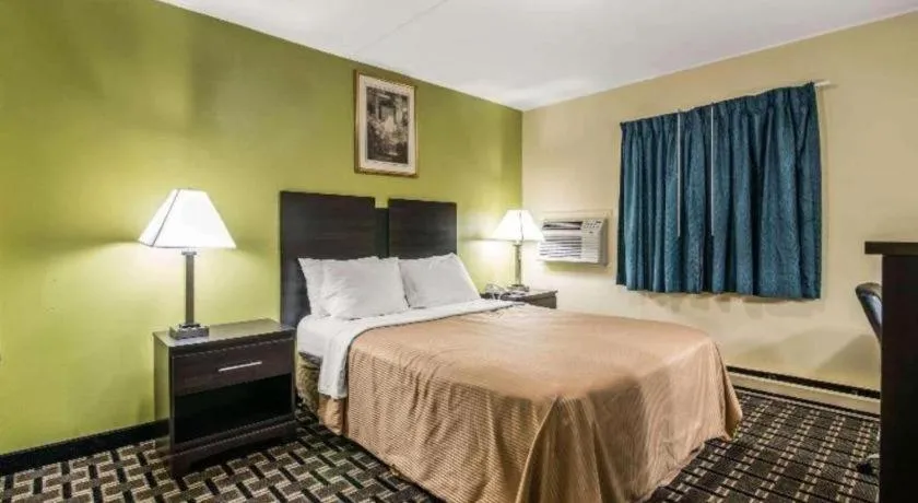 Bed in Rodeway Inn Rutland - Killington