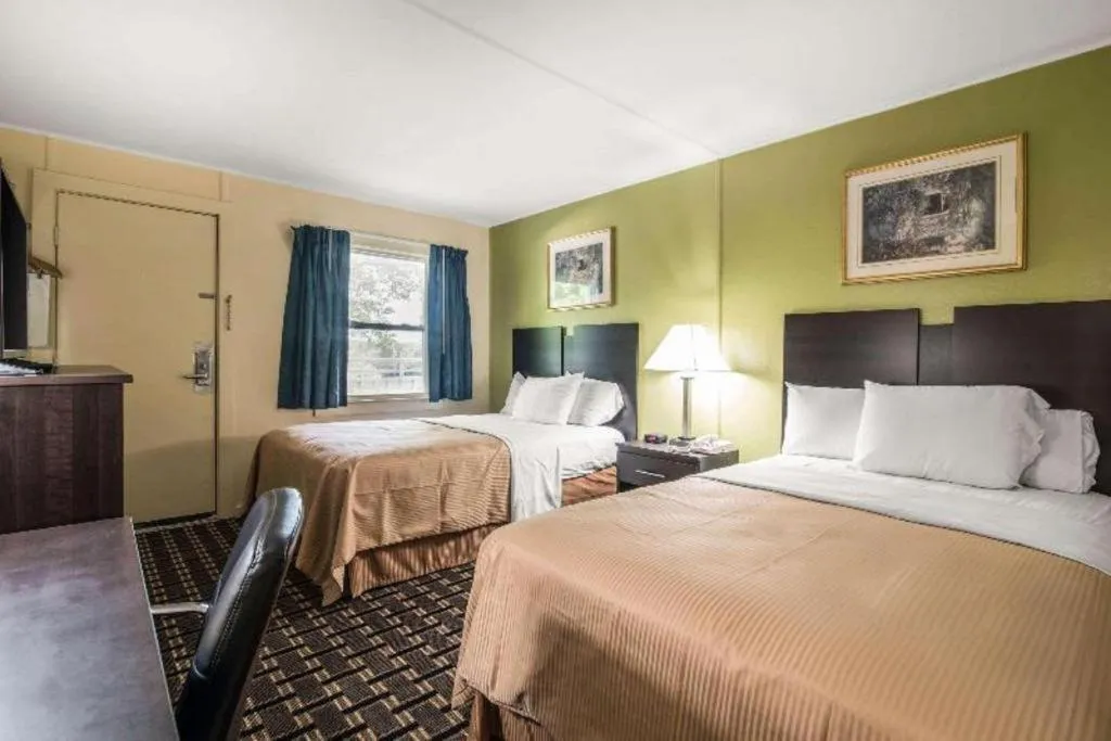 Bed in Rodeway Inn Rutland - Killington