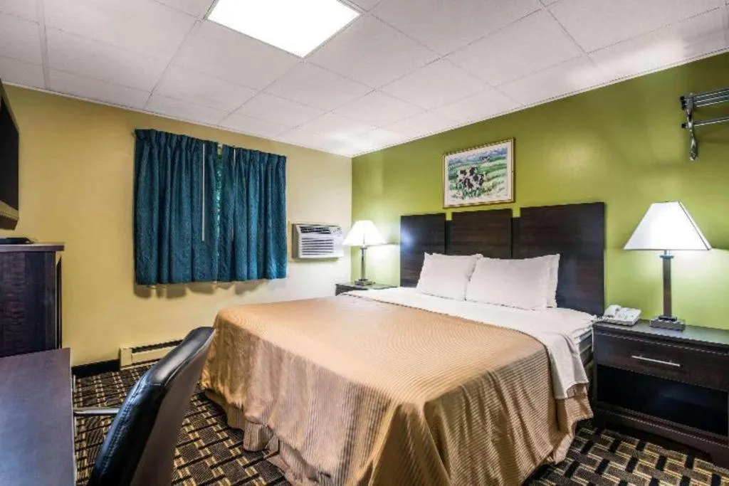 Bed in Rodeway Inn Rutland - Killington