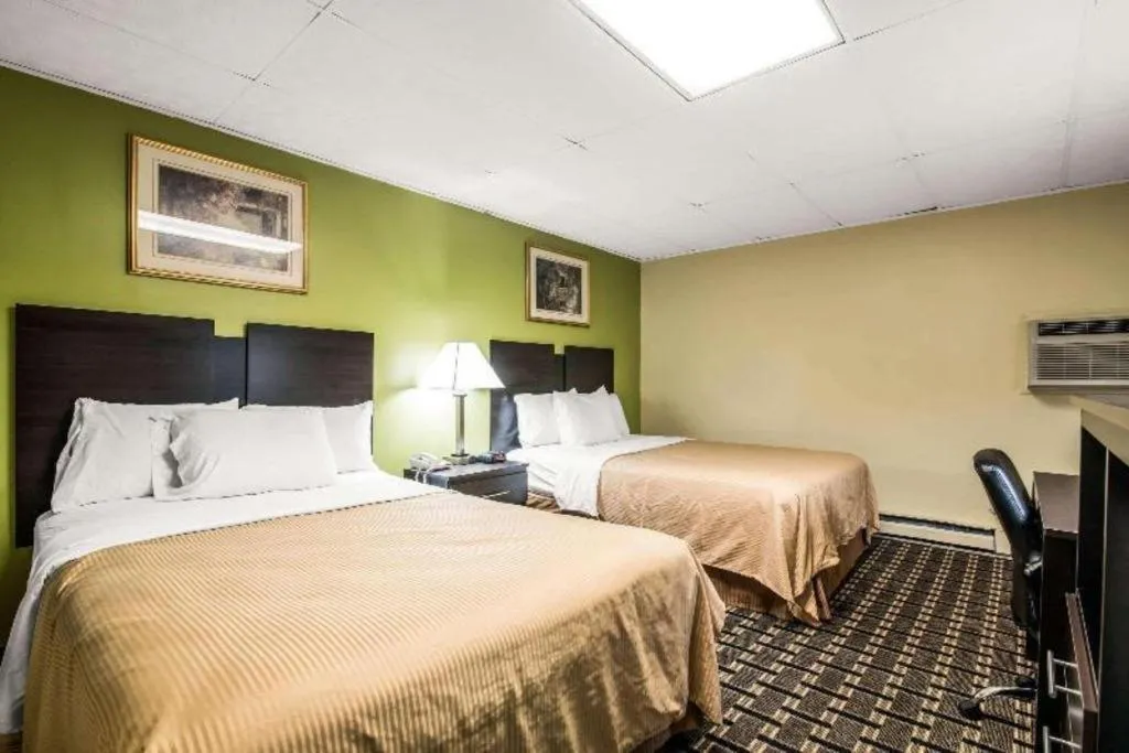 Bed in Rodeway Inn Rutland - Killington