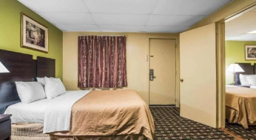 Bed in Rodeway Inn Rutland - Killington