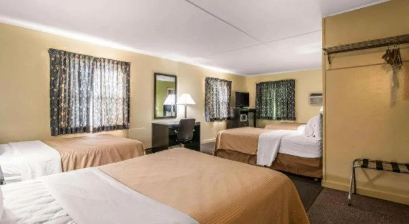 Bed in Rodeway Inn Rutland - Killington