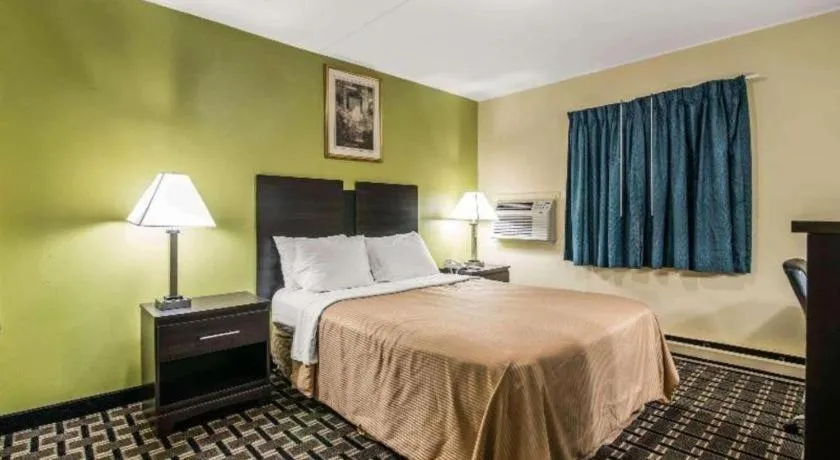 Bed in Rodeway Inn Rutland - Killington