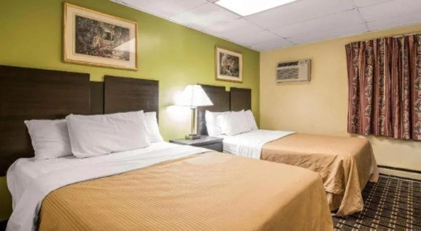 Bed in Rodeway Inn Rutland - Killington