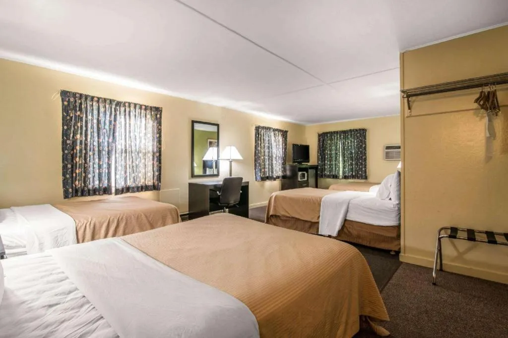 Bed in Rodeway Inn Rutland - Killington