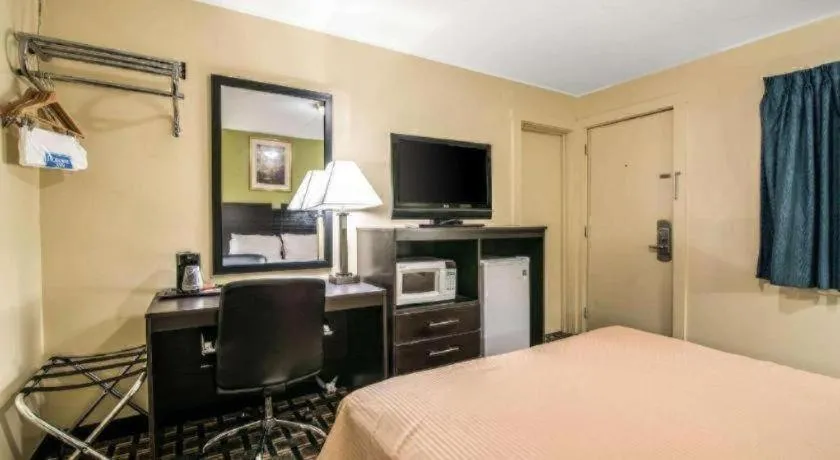 Bed in Rodeway Inn Rutland - Killington