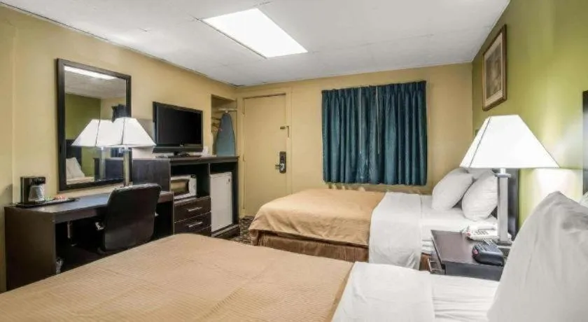 Bed in Rodeway Inn Rutland - Killington