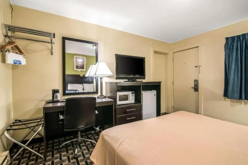 Bed in Rodeway Inn Rutland - Killington