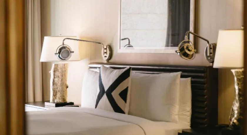 Bed in Hotel Jerome, An Auberge Resort