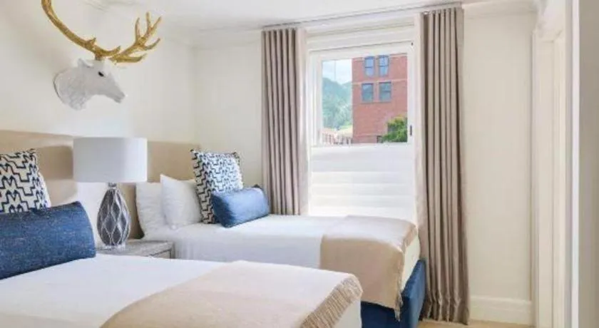 Bed in Hotel Jerome, An Auberge Resort