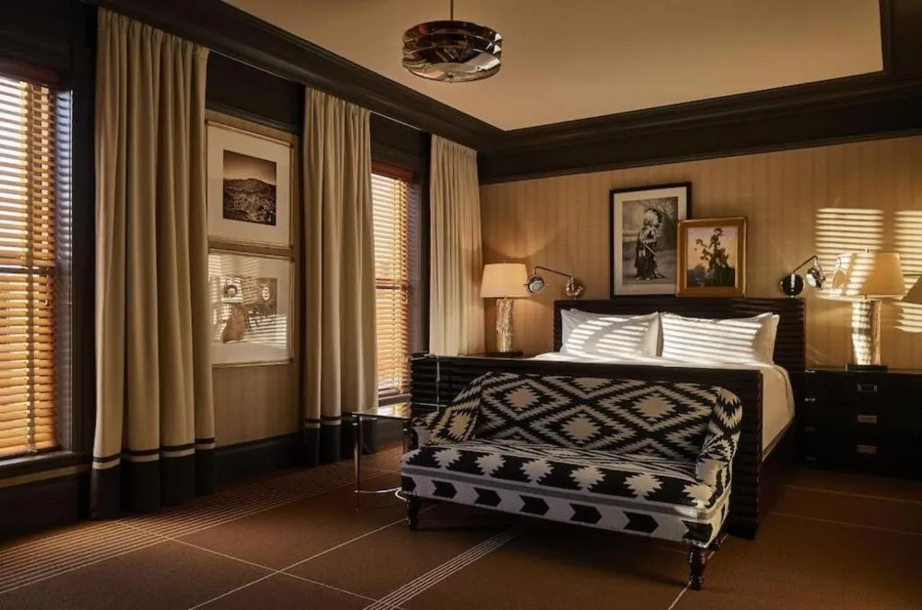 Bed in Hotel Jerome, An Auberge Resort