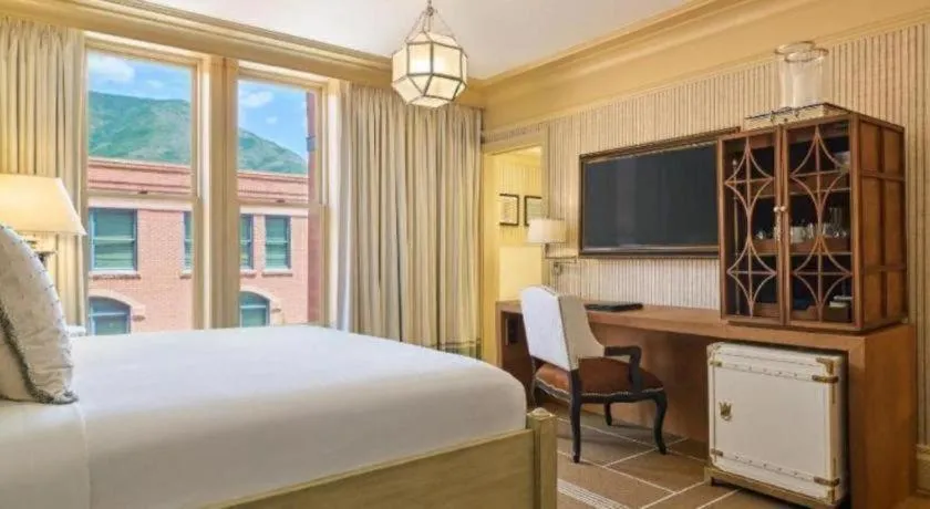 Bed in Hotel Jerome, An Auberge Resort