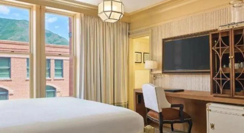 Bed in Hotel Jerome, An Auberge Resort