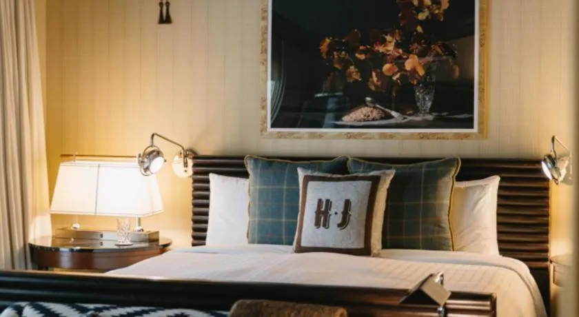 Bed in Hotel Jerome, An Auberge Resort