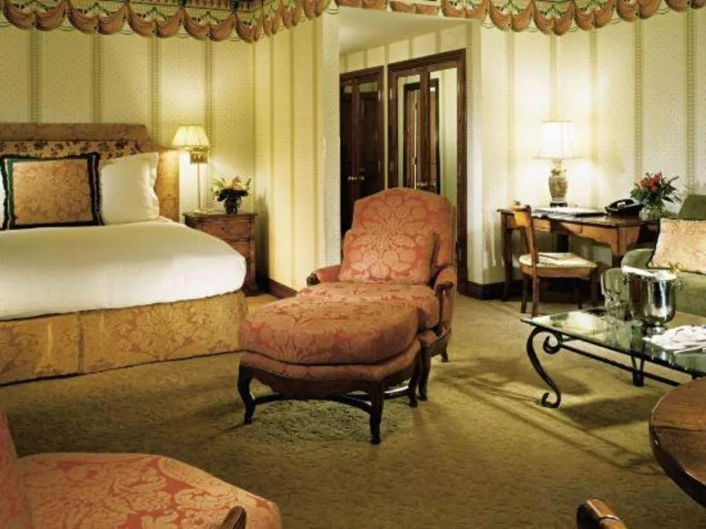 Bed in Hotel Jerome, An Auberge Resort