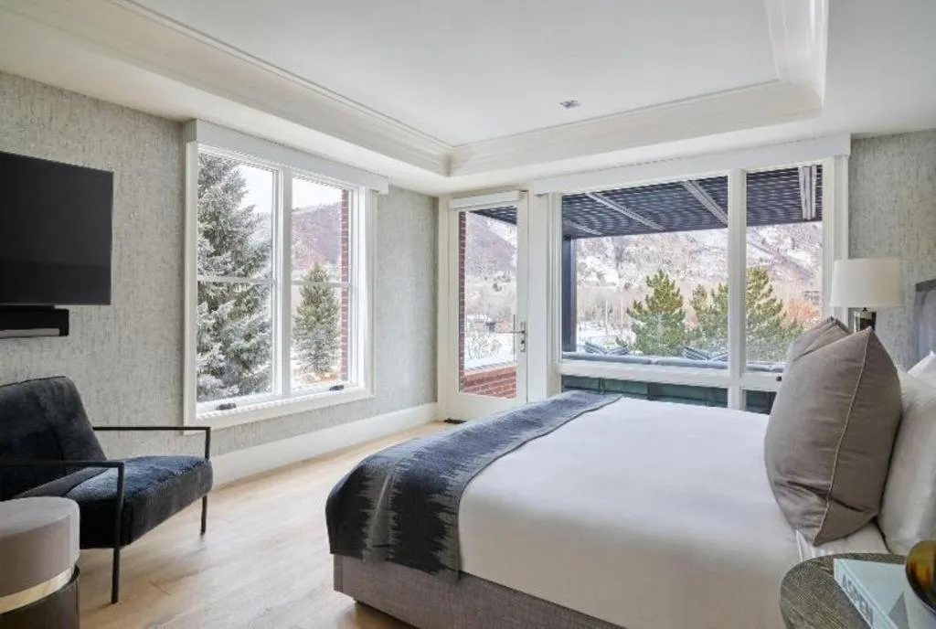 Bed in Hotel Jerome, An Auberge Resort