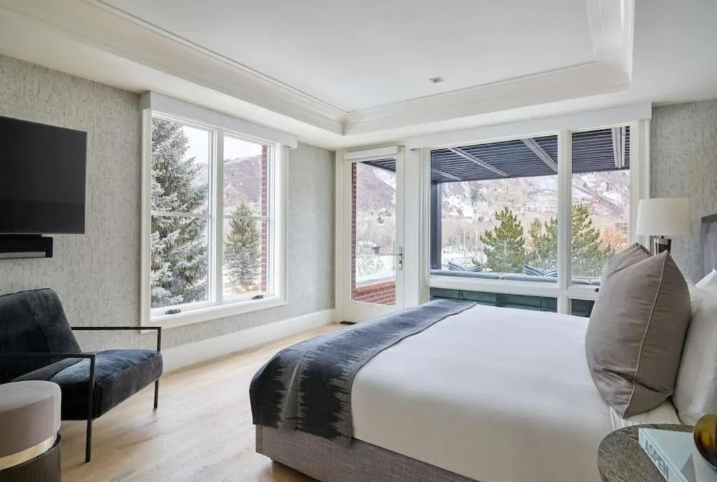 Bed in Hotel Jerome, An Auberge Resort