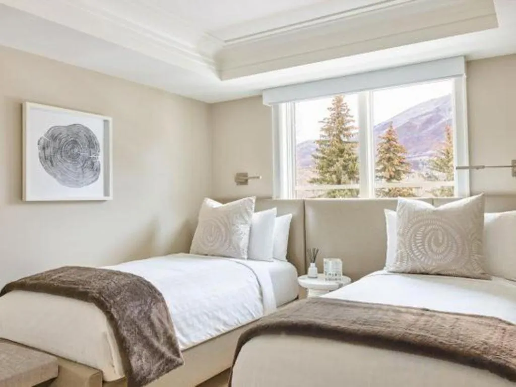 Bed in Hotel Jerome, An Auberge Resort