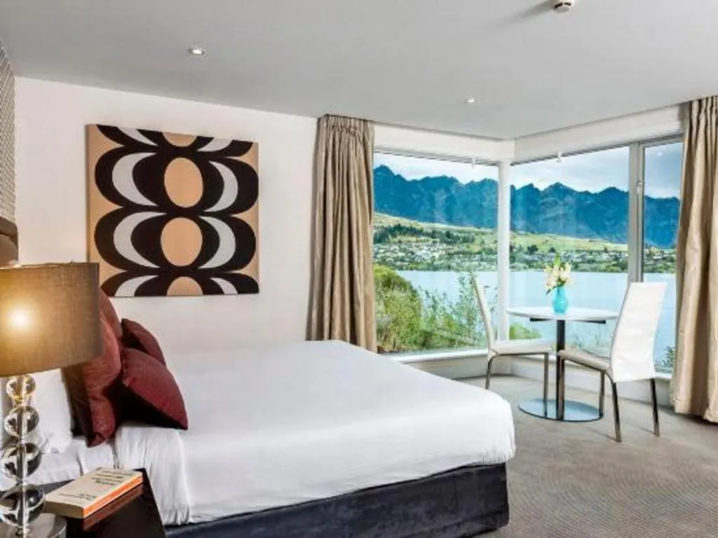 Bed in Oaks Queenstown Club Suites