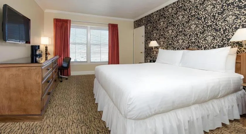 Bed in The Lafayette Hotel, Swim Club & Bungalows